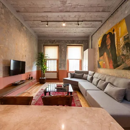Penelope's Loft: Just Renovated 5br In City Centre Lejlighed